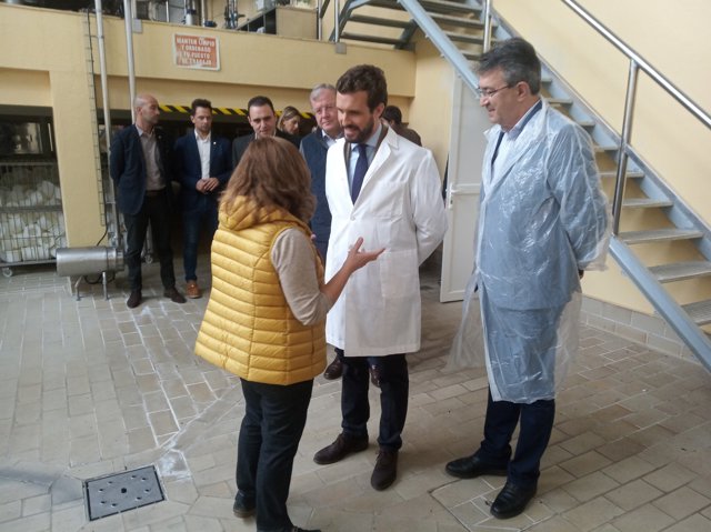 El candidato a la presidencia del Gobierno de España, Pablo Casado, junto al presidente del PP de León, Juan Martínez Majo. En segundo plano los candidatos al Congreso y al Senado por León, José Miguel González y Antonio Silván.