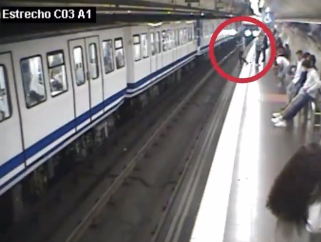 Imagen de una usuaria que cae a las vías de Metro de Madrid por mirar el móvil