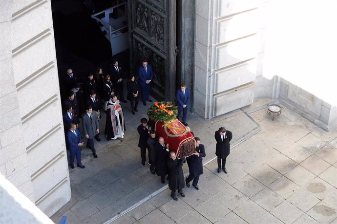 Los familiares de Francisco Franco portan el féretro con los restos mortales del dictador tras su exhumación en la basílica del Valle de los Caídos antes de su trasladado al cementerio de El Pardo-Mingorrubio para su reinhumación, en Madrid,  a 24 de oc