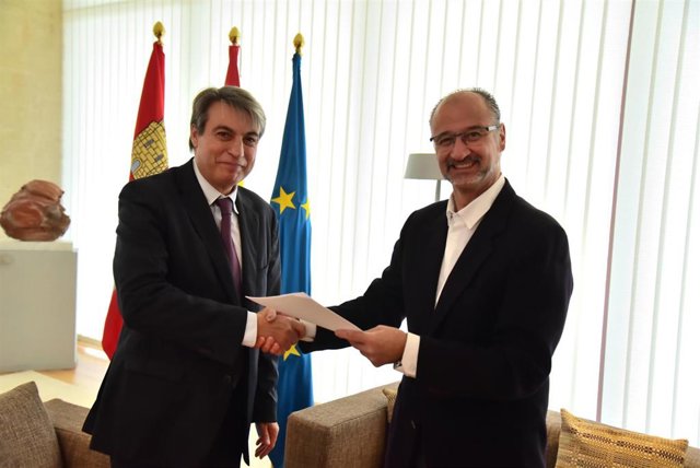 El presidente de la Asociación Salvar el Archivo de Salamanca, Policarpo Sánchez, y el de las Cortes de Castilla y León, Luis Fuentes, en su reunión de este jueves.