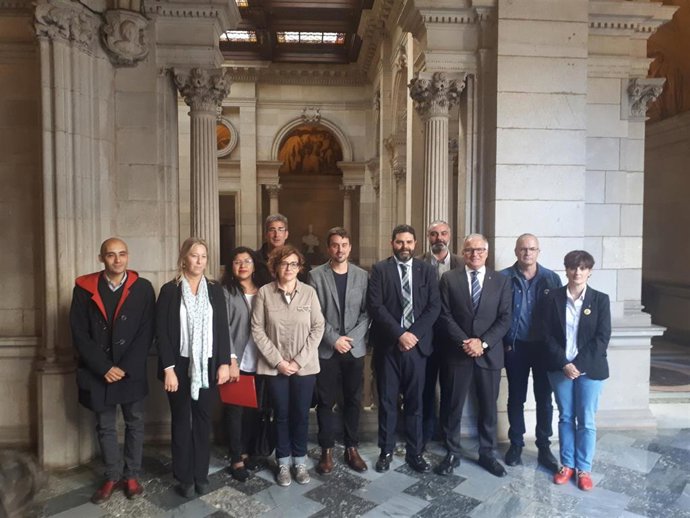 Los grupos municipales junto a los miembros del Consell Municipal d'Inmigració de Barcelona