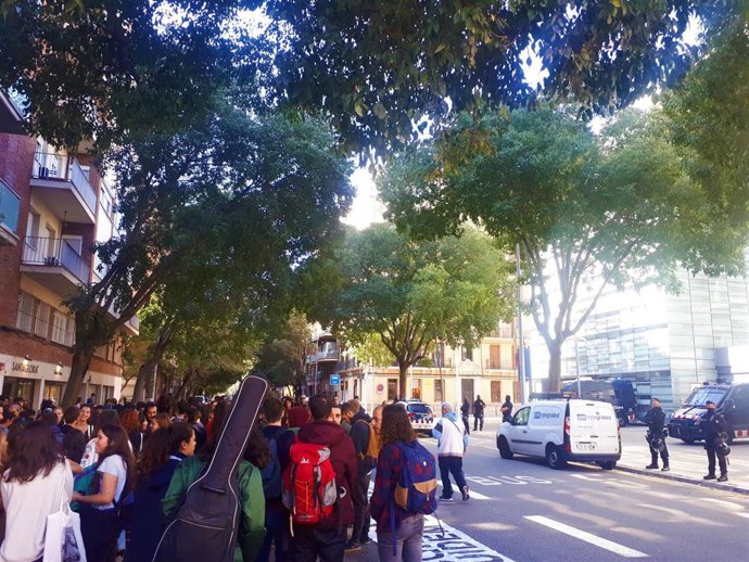 Estudiantes se concentran ante la comisaría de Les Corts de Mossos y lanzan arroz por su "matrimonio" con el Estado