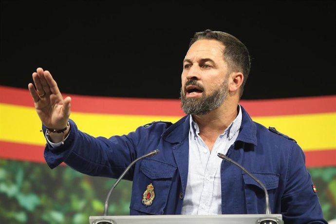 Acto público de Vox. En la imagen, el presidente de Vox, Santiago Abascal, durante su intervención, en Aguadulce (Almería).