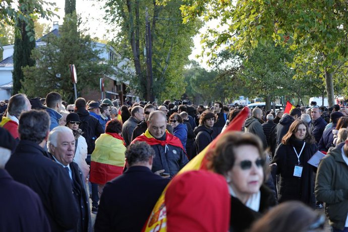 Petita concentració de franquistes prop del cementiri Mingorrubio.