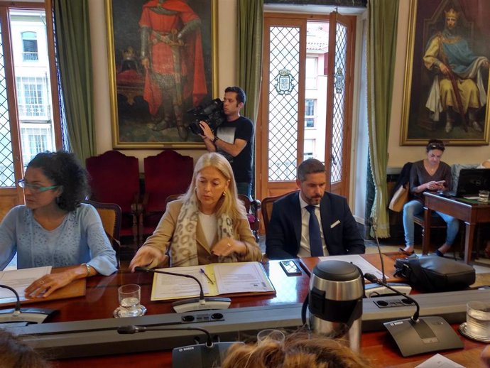 Los concejales de Vox en Oviedo, Cristina Coto y Hugo Huerta, en el pleno municipal.