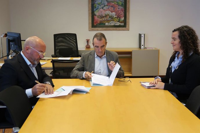 El vicepresident del Govern i conseller de Transició Energtica i Sectors Productius, Juan Pedro Yllanes, i el president de Balearic Marine Cluster, Antonio Salom, en la signatura d'un conveni