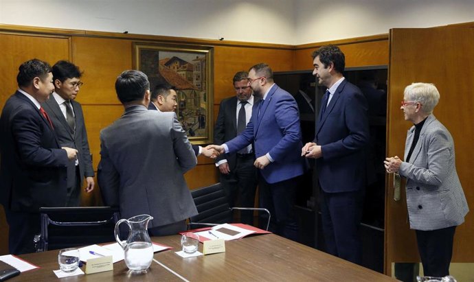 El presidente del Principado de Asturias, Adrián Barbón, que hoy ha recibido a una delegación institucional y empresarial de Mongolia.