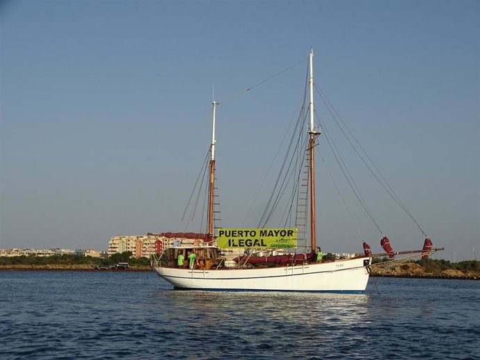 Velero Else durante la última acción de protesta de ANSE y Greenpeace a mediados del pasado mes de julio en Puerto Mayor 