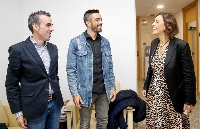 La consejera de Presidencia, Interior, Justicia y Acción Exterior, Paula Fernández, y el alcalde de Ampuero, Víctor Gutiérrez