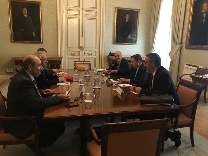 El ministro de Política Territorial y Función Pública en funciones, Luis Planas, se reúne con los sindicatos CC.OO., UGT y CSIF.