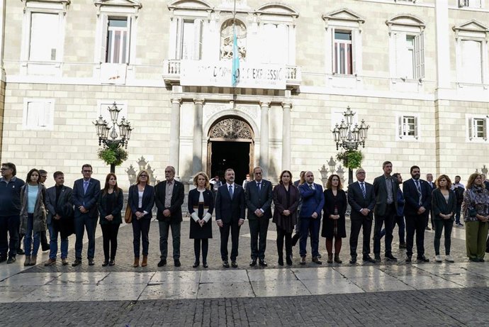 Torra, Colau, Bosch, Vilallonga y concejales de Barcelona guardan un minuto de silencio por las víctimas del temporal