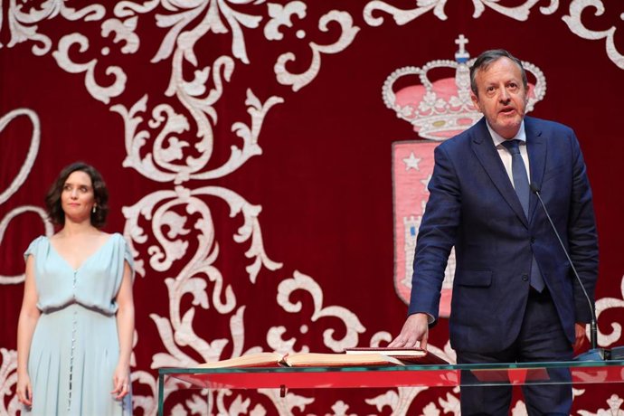 El diputado de Ciudadanos en la Asamblea de Madrid, Alberto Reyero, jura el cargo como consejero de Familia, Políticas Sociales y Natalidad de la Comunidad de Madrid, durante el acto de toma de posesión de los consejeros del nuevo Ejecutivo.