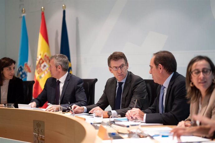 El titular del Gobierno gallego, Alberto Núñez Feijóo, preside la reunión del Consello da Xunta