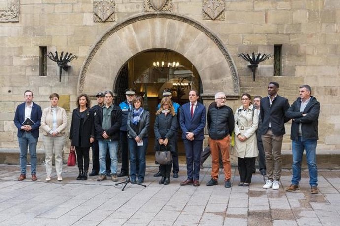 Minuto de silencio en el Ayuntamiento de Lleida por las víctimas del temporal.