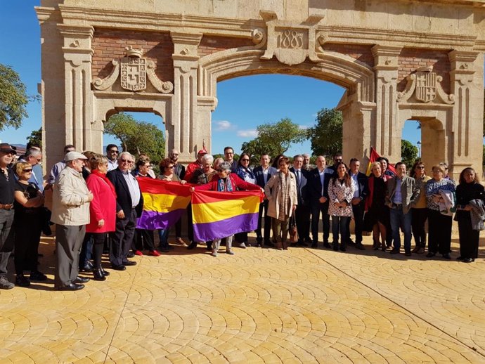 Acto de homenaje a las víctimas del franquismo y la Guerra Civil en la puerta de El Ingenio (Almería)