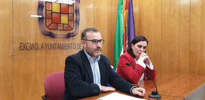 El concejal de Personal, Carlos Alberca, junto a María Orozco.