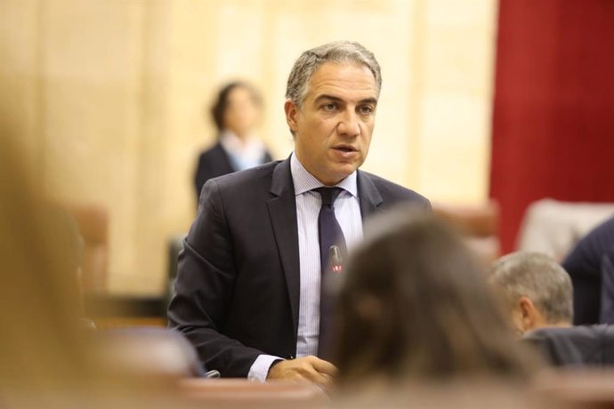 El consejero de la Presidencia, Administración Pública e Interior, Elías Bendodo, en el Pleno del Parlamento.