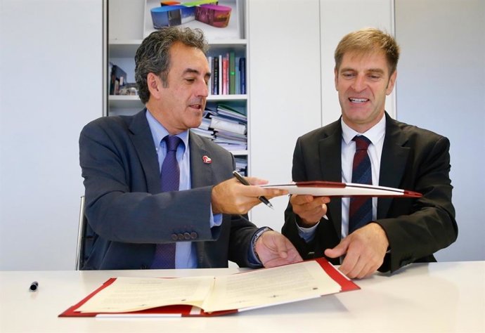 El consejero, Francisco Martín, y el presidente de CEOE-Cepyme, Enrique Conde, firman el convenio