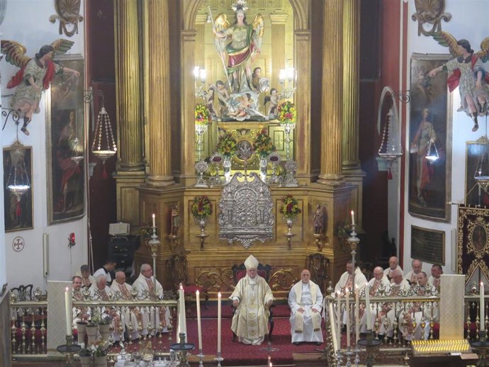 Celebración de la misa por San Rafael, presidida por el obispo de Córdoba, monseñor Demetrio Fernández.