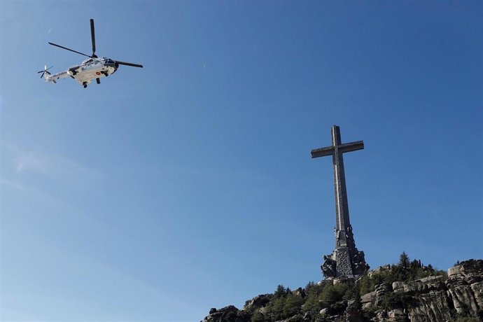 Vista del helicóptero que traslada los restos de Francisco Franco tras su exhumación del Valle de los Caídos camino del cementerio de El Pardo-Mingorrubio para su reinhumación, en Madrid, a 24 de octubre de 2019.