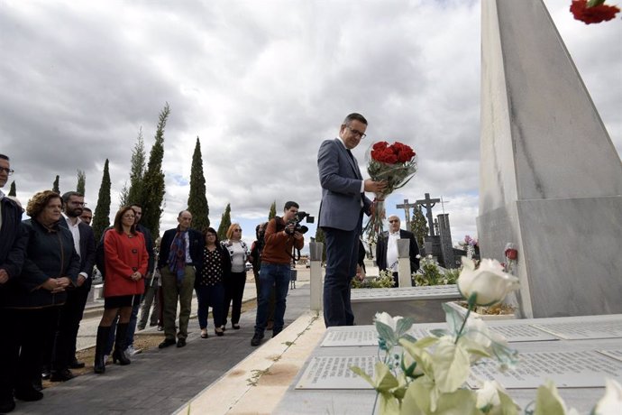 Diego Conesa depositando flores en fosa común cementerio Espinardo