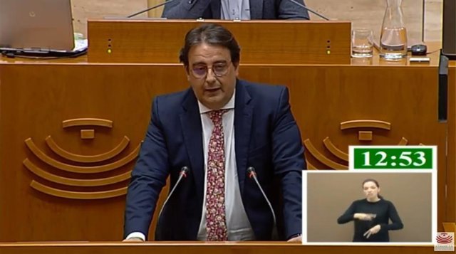 El vicepresidente segundo y consejero de Sanidad, José María Vergeles, en su comparecencia en la Asamblea para hablar sobre el servicio de ambulancias en Extremadura
