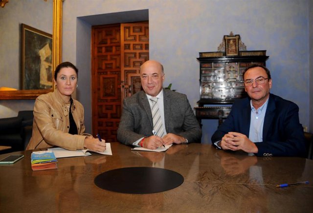 Firma del convenio entre el presidente de la Diputación de Córdoba, Antonio Ruiz, y la alcaldesa de Hornachuelos, María Pilar Hinojosa