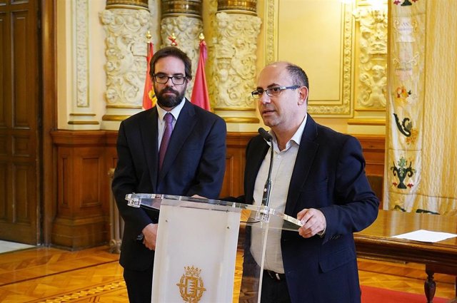 El concejal de Movilidad y Espacio Urbano, Luis Vélez, (derecha) y el gerente de Auvasa, Álvaro Fernández.