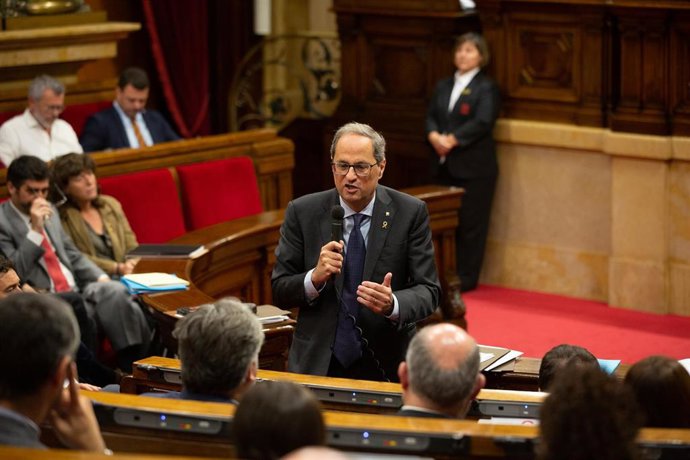 El presidente de la Generalitat, Quim Torra, se dirige a los demás asistentes durante una sesión plenaria en el Parlament de Catalunya, celebrada una semana después de conocerse la sentencia del juicio del 'procés', en Barcelona (España), a 23 de octubr