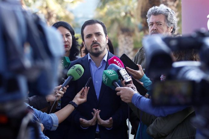 El coordinador federal de IU, Alberto Garzón, atiende a los medios