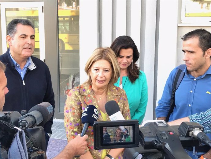 La portavoz del PP en el Ayuntamiento de Las Palmas de Gran Canaria, Pepa Luzardo, junto a Ángel Sabroso, Rosa Viera e Ignacio Guerra