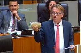 El diputado del PP victor del Moral con el bote de vertidos del Hospital de Cáceresex