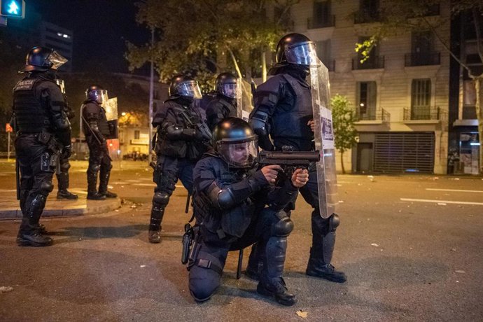 Mossos d Esquadra con pistolas de pelotas de goma durante la sexta jornada de protestas en Barcelona contra la sentencia del Supremo por el 'procés', en Barcelona a 19 de octubre de 2019.