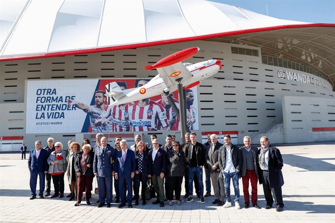 Inauguración del monumento homenaje al Atlético Aviación en el exterior del Estadio Wanda Metropolitano