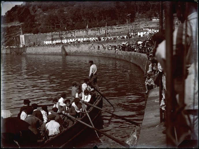 Trainera en el puerto de San Sebastián.