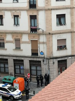 Ertzainas acordonan la zona de Bilbao La Vieja donde ha muerto un hombre en un tiroteo