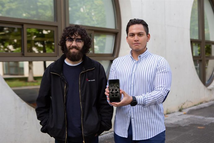 Álvaro Cuartero (izda) y David Flores muestran la aplicación ya instalada en su móvil.