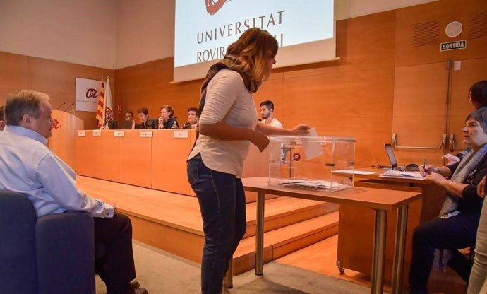 Votación en el claustro extraordinario de la URV