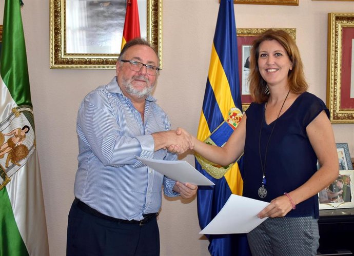 El alcalde de Alhaurín de la Torre, Joaquín Villanova, y la delegada de Fomento, Carmen Casero, firman un acuerdo