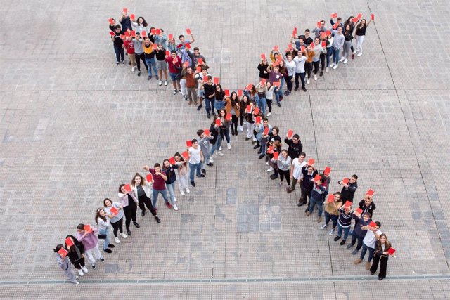 Los participantes conmemoran el X aniversario del Torneo de Debate de Bachillerato.