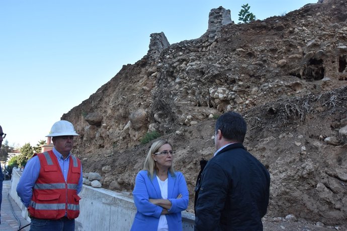 La alcaldesa de Fuengirola en una visita al yacimiento arqueológico en Torreblanca