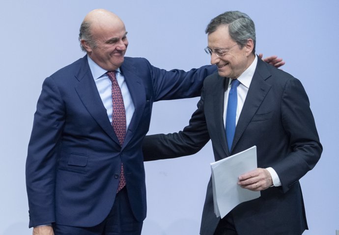 24 October 2019, Hessen, Frankfurt_Main: ECB President Mario Draghi (R) is being led from the podium by Vice-President Luis de Guindos after his last statement at the ECB headquarters. Photo: Boris Roessler/dpa