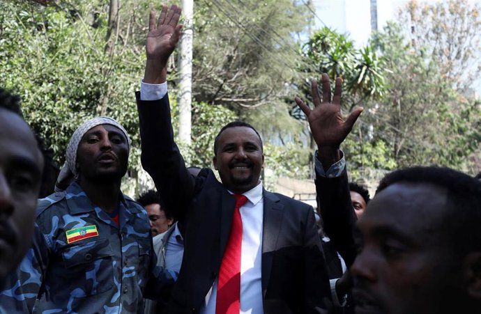 El activista oromo Jawar Mohamed rodeado de partidarios