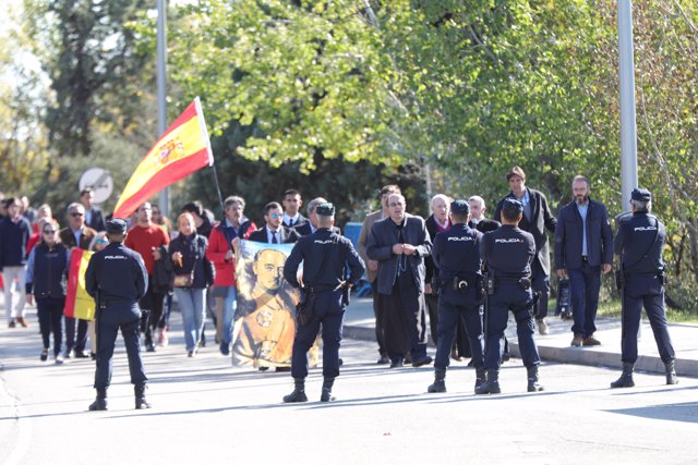 Agentes de la Policía Nacional controlan la concentración de nostálgicos del franquismo en el cementerio de El Pardo-Mingorrubio antes de la inhumación de Francisco Franco en El Pardo (Madrid, España), a 24 de octubre de 2019.
