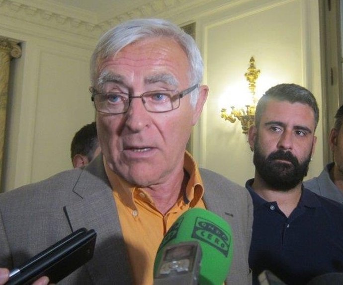 El alcalde de Valncia, Joan Ribó, junto al concejal de Cultura Festiva y portavoz de Compromís en el consistorio, Pere Fuset, en una imagen de archivo.