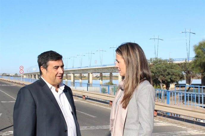 Bella Verano y José Manuel Correa, en el puente sobre el río Odiel.