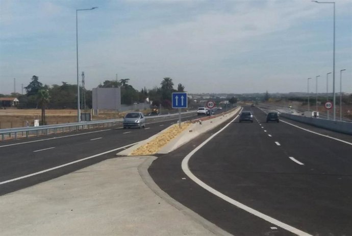 Imagen de la carretera Alcalá de Guadaíra-Dos Hermanas, que, con los carriles duplicados se ha convertido en autovía.