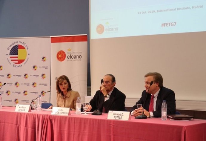 La secretaria de Estado de Seguridad, Ana María Botella, junto al presidente del Real Instituto Elcano, Emilio Lamo de Espinosa y el consejero de Diplomacia Pública de la Embajada de EEUU, Stewart D. Tuttle