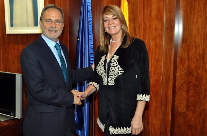 La presidenta del Puerto de Huelva, Pilar Miranda, junto al presidente de Puertos del Estado, Salvador de la Encina.