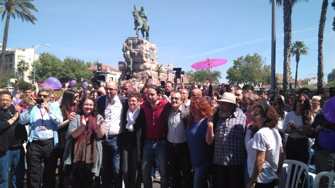 El secretari general de Podem, Pablo Iglesias, al costat dels candidats d'Unides Podem a les Corts Generals per Balears durant un acte a Palma